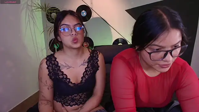 Lilith_and_Khloe webcam