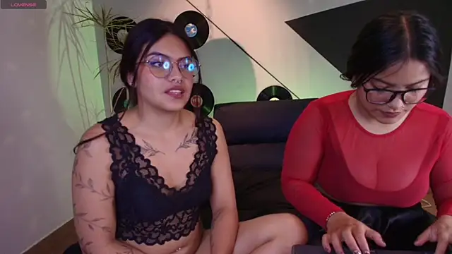 Lilith_and_Khloe webcam