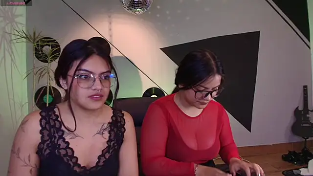 Lilith_and_Khloe webcam