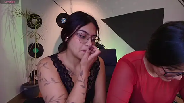 Lilith_and_Khloe webcam