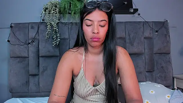 RiriiBrunette__ webcam