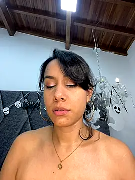 PilarJones_ webcam