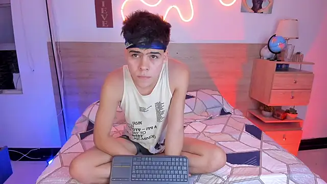 justinbiler (M twink) - NAKED DANCE