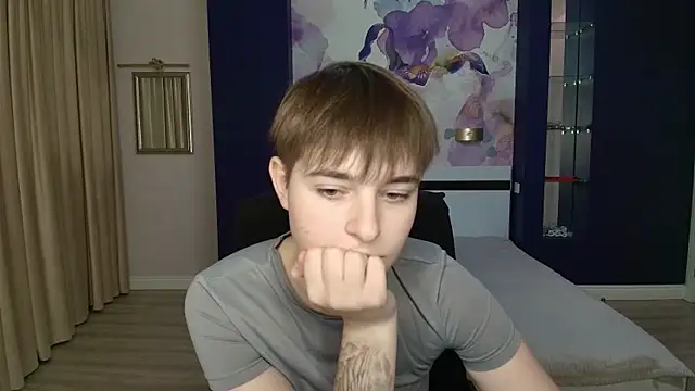 EmiliaYours webcam
