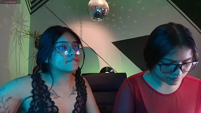 Lilith_and_Khloe webcam