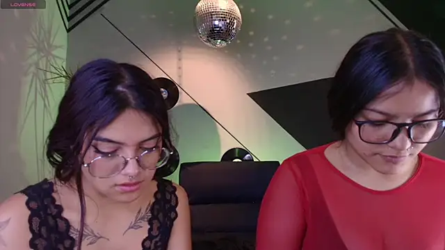 Lilith_and_Khloe webcam