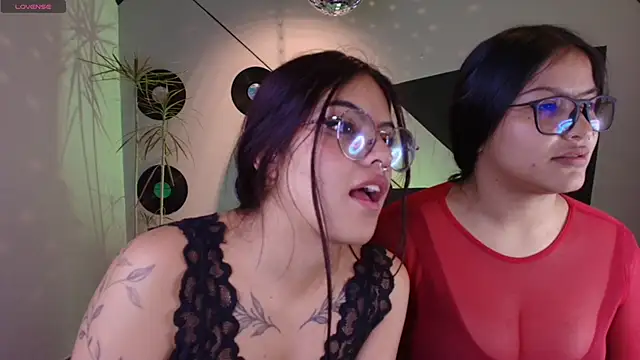 Lilith_and_Khloe webcam