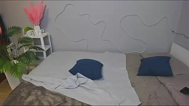 your__queen webcam