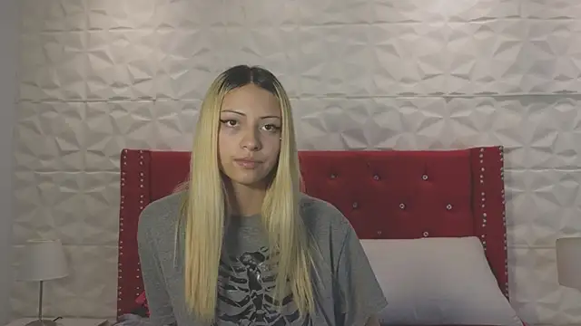 Lucy_n_pink webcam