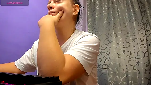 AdriannaLily webcam