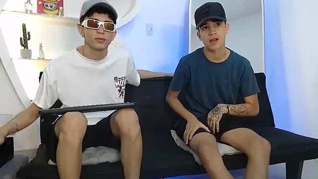 THREE_GUYS_HOT webcam