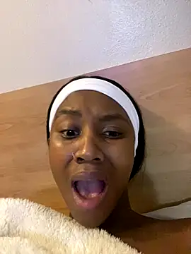 sirah1 (F teen) - show pussy near cam