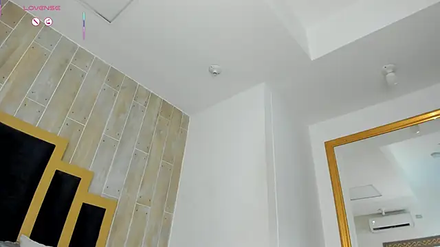 AriaFoster webcam