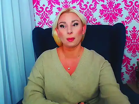 LuxuriaBlond webcam