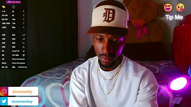 Aroonsexyboy webcam