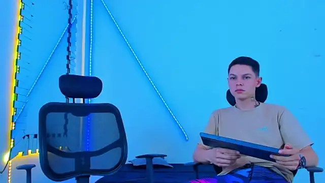 HOT_boy2025 webcam