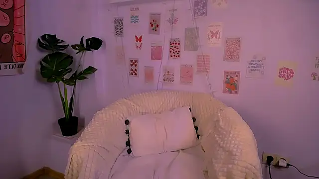 MonicaTess webcam