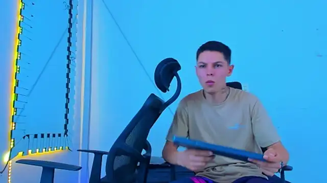 HOT_boy2025 webcam