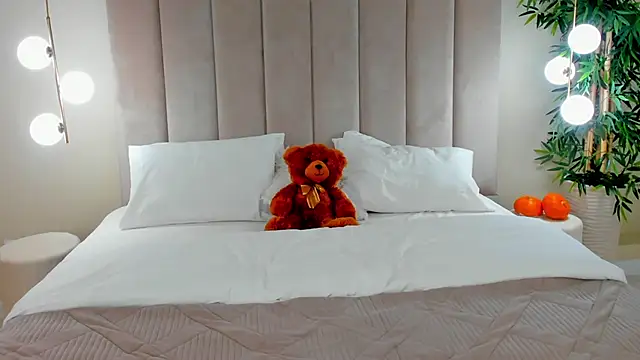 KiraHolli webcam