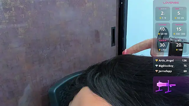 klhoe_boobs webcam