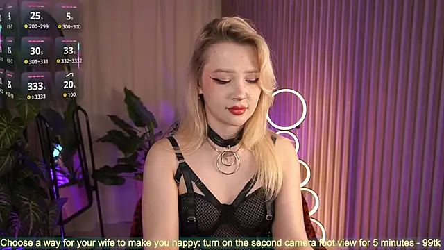 LauraWifeness webcam
