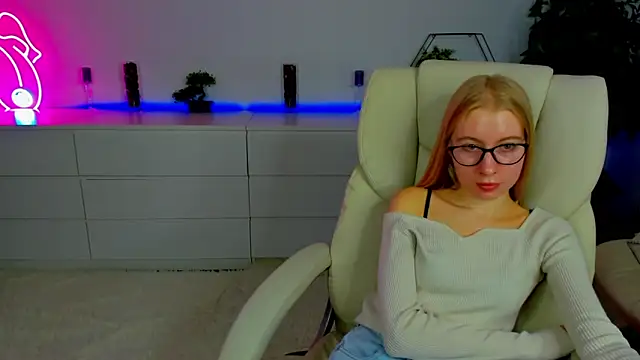 Alina_Blonde webcam