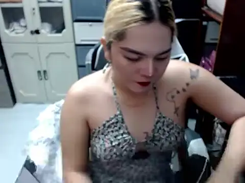 blonditax1111 webcam