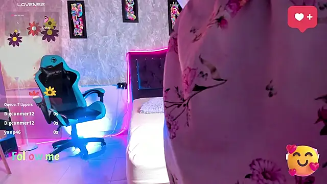 Lauren_smiles webcam