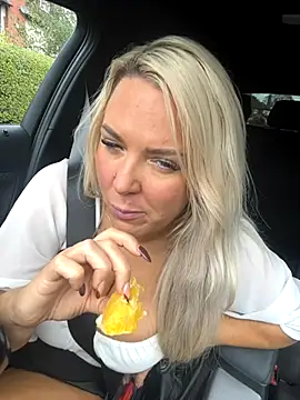 Bustyblondebabe32