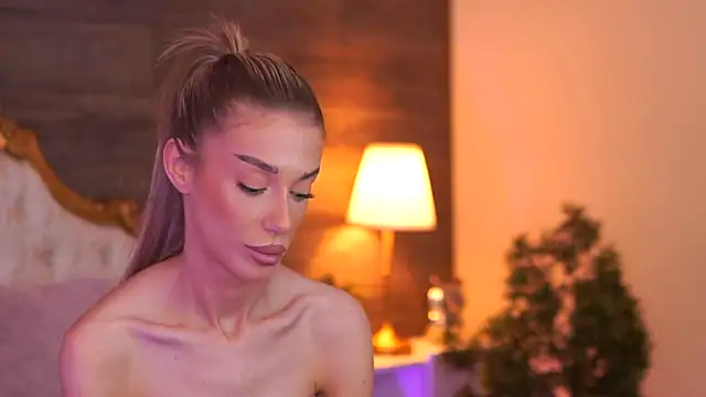 EllieRedd webcam