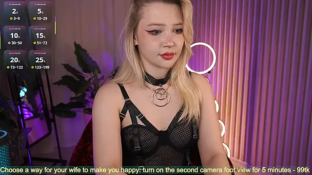 LauraWifeness webcam