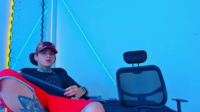 HOT_boy2025 webcam