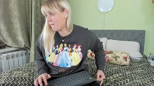 Kira_Miler webcam