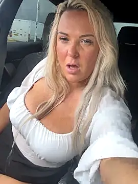 Bustyblondebabe32