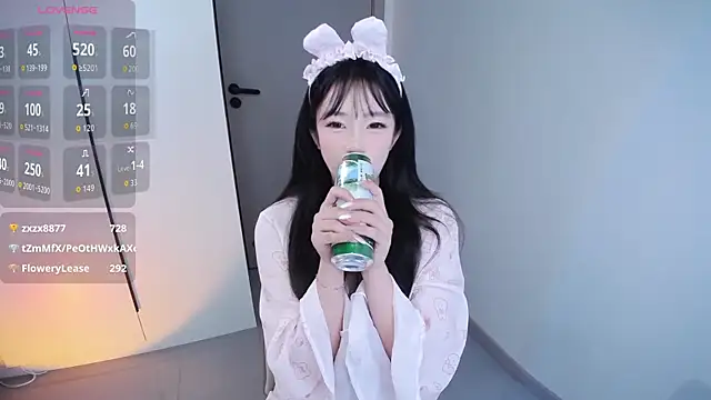 kinadolly (F young) - 舔哥哥龟头出淫水给年糕吃