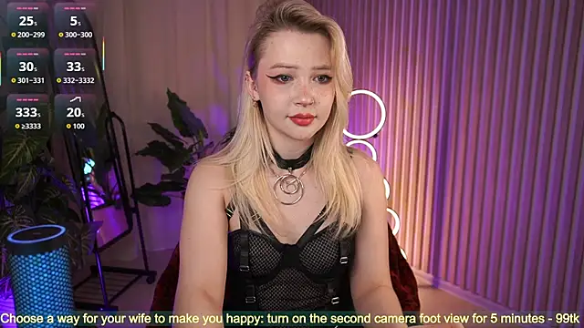 LauraWifeness webcam