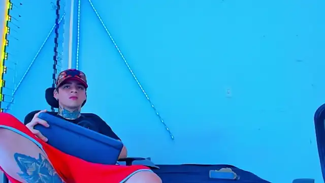 HOT_boy2025 webcam