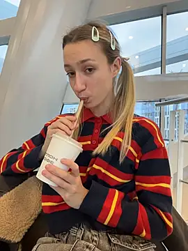 lia__love (F teen) - Remove my cute clothes