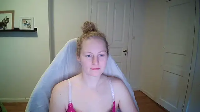 girlnina-1995 - Girlnina-1995's free webcam - UK Sex Cams