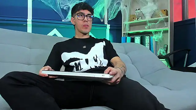 etham_wolf_ webcam