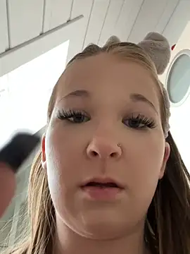 LittleChaosQueen webcam