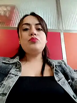 lesly_10- (Ask my age) - Remove bra   🥵😈