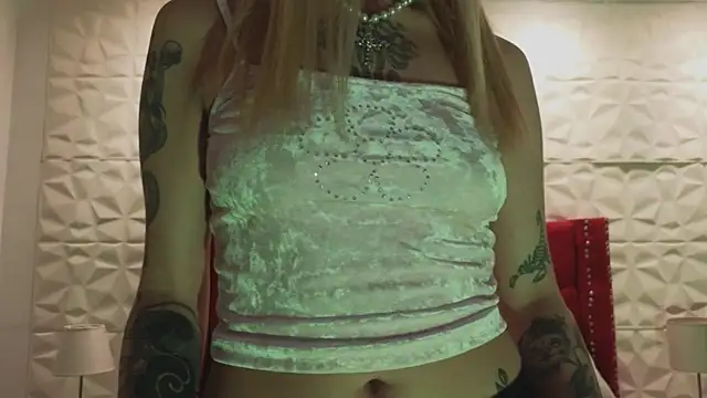 Lucy_n_pink webcam