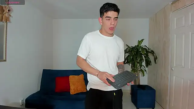 Ares_Johnson webcam