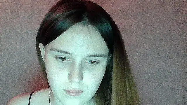 SweetLoraa webcam