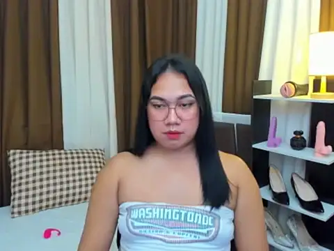 TsUncutKaren webcam
