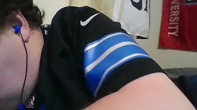 YelpedAverting webcam