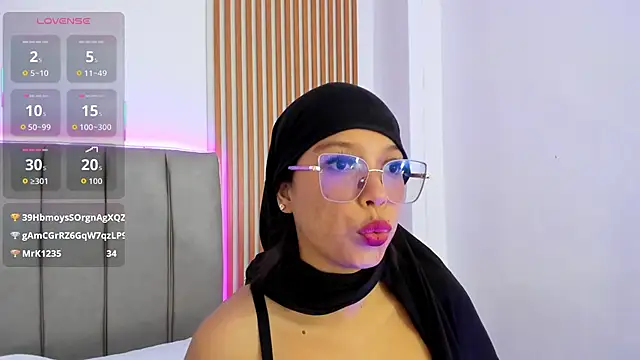 naishaa_ (F young) - insert ANAL plug