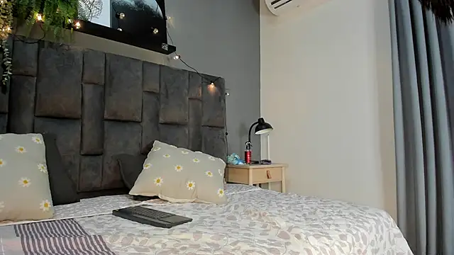 RiriiBrunette__ webcam