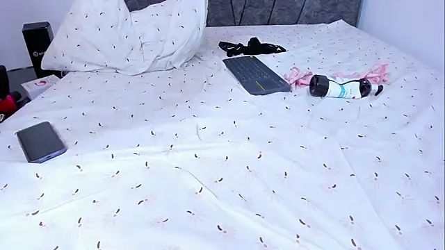 bella-black webcam
